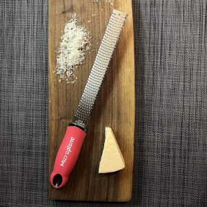 Rallador De Queso Zester Rojo Premium Clasicc Acero Inox. Antideslizante 32x5cm - Microplane
